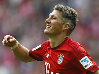 WATCH: Schweinsteiger's gi...